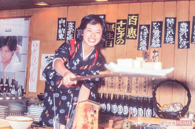 17歳の誕生日。炉端焼きを囲んだ場で、ケーキではなく鯛の活き造りで祝った（'76年1月）　撮影／週刊女性写真班