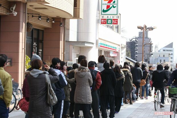仙台市のコンビニにも長蛇の列、店内には5分以内の買い物を呼びかける声が響いた（2011年3月13日）