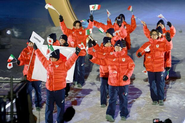 プレダッツォでは、スキージャンプの日本選手団らが開会式で行進　写真／代表撮影