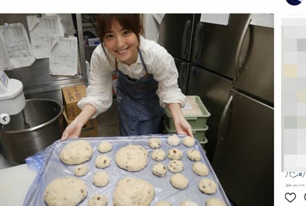細長いフランスパンの形成にトライした様子を笑顔でアップ(インスタグラムより)