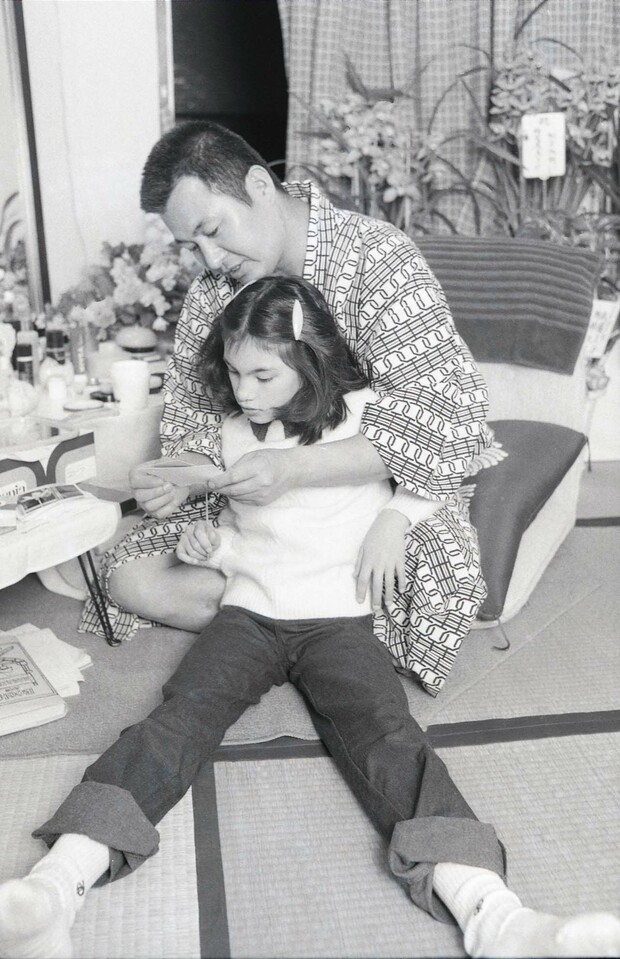 梅宮アンナと故・梅宮辰夫さん、楽屋にて（1982年2月22日）