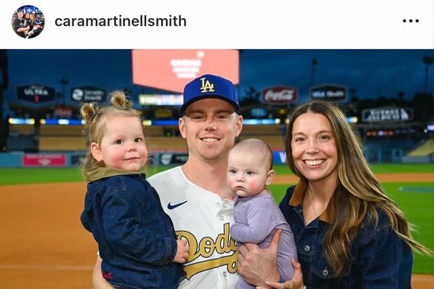 ロサンゼルス・ドジャースのウィル・スミス選手は、自身の誕生日に子どもを抱っこして記念撮影をした(スミスの妻・カラさんのインスタグラムより)