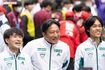 読売新聞社前で10区を走る宇田川選手を待つ原晋監督(青学大)。優勝を確信し、えびす顔 撮影/北村史成