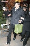 2008年3月、高岡蒼佑（当時は蒼甫）と宮崎あおいの披露宴に出席した岡田准一 