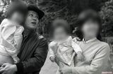 '81年、まだ幼い娘たちを抱っこして、公園でくつろぐ西田さん一家。当時から、仲の良さは評判だった