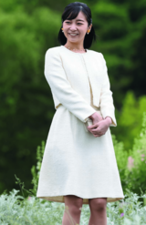 イヤリングには、パールに加えてオレンジのお花が。シンプルスタイルに映えている。第40回全国都市緑化祭（5月24日）写真／JMPA