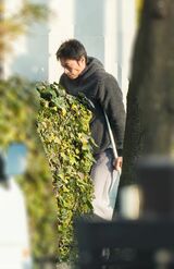 2018年、足を骨折して“リハビリ”散歩をする伊勢谷友介