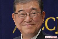 石破茂首相「きっといいおじさん」大阪・関西万博閉幕、希少な“黒いミャクミャク抱っこ姿”に温かいメッセ…
