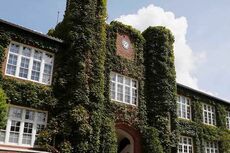 立教大学「恥ずかしくないかよく考えて」ゴミ散乱の“喫煙所マナー”警告投稿が物議、大学が答えた「公式見解」