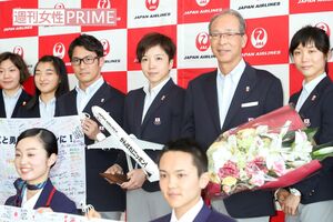 フィギュアの坂本花織(左から2番目)、後輩の高木美帆(右)らと並ぶ小平奈緒(中央) 撮影/佐藤靖彦