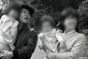 '81年、まだ幼い娘たちを抱っこして、公園でくつろぐ西田さん一家。当時から、仲の良さは評判だった