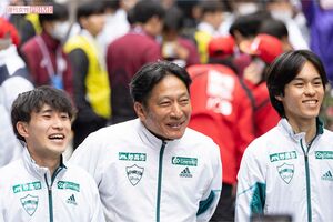 読売新聞社前で10区を走る宇田川選手を待つ原晋監督(青学大)。優勝を確信し、えびす顔 撮影/北村史成