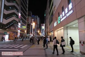JR秋葉原駅前は暗く、部分消灯して営業する店舗も(4月25日午後9時ごろ)