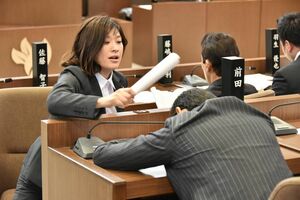 市議会で居眠りする議員を注意する智子。これが問題の引き金に…。(c)フジテレビ