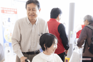 難病によって外出が減り、5年メイクを諦めていたBさんは、夫とともにメイクを体験。お互いきれいに変身した顔を見合い、笑顔がこぼれた（撮影／矢島泰輔）