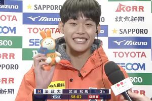 法政大学・武田和馬選手のインタビューで、キャラを持つ手で隠れて『ぬた歯科』に（箱根駅伝公式『X』より）