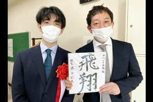 2021年7月、藤井聡太棋聖とトークショーで対面したサバンナ高橋（公式YouTubeより）