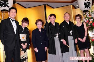 林家ファミリーがそろった三平襲名披露。家族の確執は見られなかったが……（'09年）