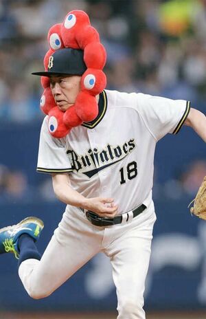 始球式でボールを投げる大阪観光局理事長・溝畑宏さん