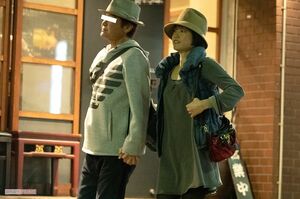 デート中は片時も離れたくないのか、ぴったりと寄り添って歩いていた飯島直子の夫と平塚真由。