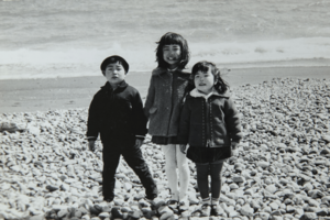 「確か、小田原の海だったと思います」と言う弟と妹と一緒に写真に収まった幼少期のショコラさん