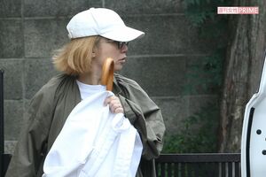 7月上旬、自宅から出てきて迎えの車に乗り込もうとするYUKI（'19年7月）