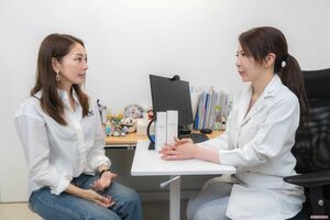 熊切あさ美(左)と中山愛先生(「新宿皮膚と心の診療所」院長) 撮影/佐藤靖彦