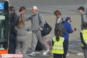 2025年3月13日、羽田空港に到着してバスに乗り込む大谷翔平と山本由伸と佐々木朗希