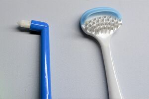 タフトブラシ（左）と舌ブラシ（右）