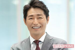 “AIさん”の声を担当する安田顕　撮影／佐藤靖彦