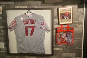 銀座のカフェ&バーにはサイン入りグッズが(常連客提供)