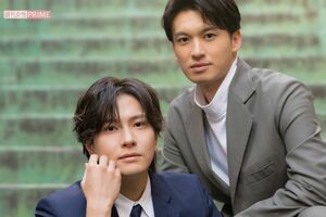 写真左から財木琢磨、荒井敦史 撮影/伊藤和幸 ヘアメイク/田中紫央(財木)、菊池弥生(荒井) スタイリスト/MASAYA(財木)、藤井エヴィ(荒井) 衣装協力/HAAVE(荒井)