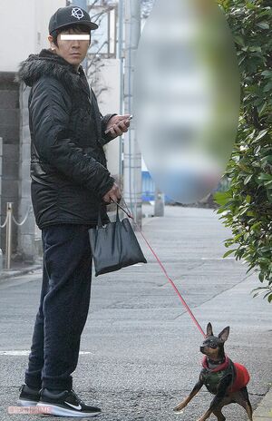 '19年、犬を散歩中のコウカズヤ氏を直撃したところ、上原多香子との幸せな結婚生活を語ってくれた