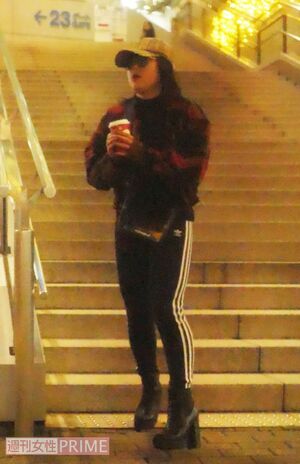 キャップにジャージでカジュアルなブルゾンちえみ