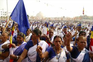 改宗式に集まった仏教徒。理不尽な目に遭ったとき泣き寝入りせず、みんなで抗議できるように、佐々井さんの指導のもと組織や団体を各地で作った 撮影/白石あづさ