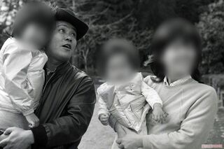 '81年、まだ幼い娘たちを抱っこして、公園でくつろぐ西田さん一家。当時から、仲の良さは評判だった