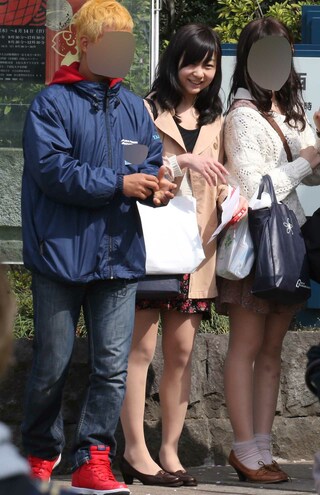 “チャラ目”の男子学生とも記念撮影に応じられる気さくな佳子さま（2013年4月・学習院大学で）