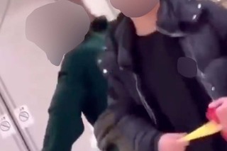 新たな迷惑動画が拡散! 「ピコピコハンマー」で少年が老女を叩くも、老女は猛抗…