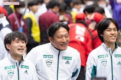 読売新聞社前で10区を走る宇田川選手を待つ原晋監督(青学大)。優勝を確信し、えびす顔 撮影/北村史成