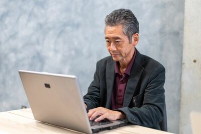 ブログやSNSで書きためていた文章を自費出版する人はシニアに限らず多い　※写真はイメージです