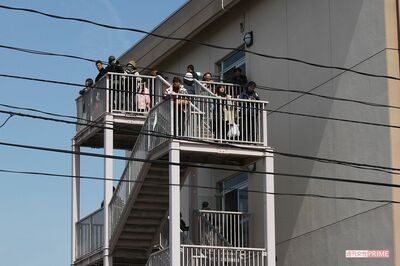 津波警報でサイレンが鳴り響く中、中野栄小学校の屋上に避難する人たち。非常用階段にまで人があふれていた（2011年3月14日）