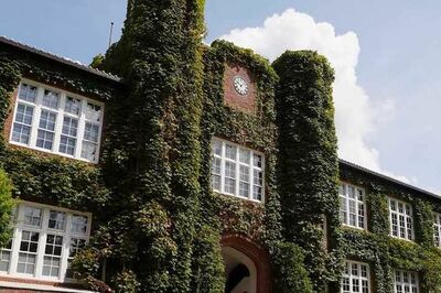 立教大学「恥ずかしくないかよく考えて」ゴミ散乱の“喫煙所マナー”警告投稿が物議、大学が答えた「公式見…