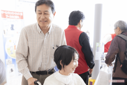 難病によって外出が減り、5年メイクを諦めていたBさんは、夫とともにメイクを体験。お互いきれいに変身した顔を見合い、笑顔がこぼれた(撮影/矢島泰輔)