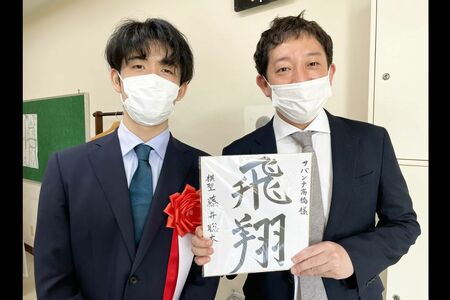 2021年7月、藤井聡太棋聖とトークショーで対面したサバンナ高橋（公式YouTubeより）