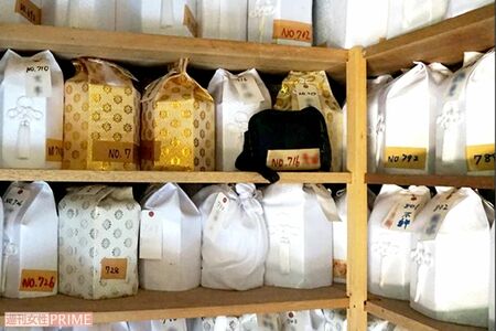 とある自治体の無縁納骨堂内部。引き取り手のない遺骨がぎっしりと置かれている(小谷さん撮影)