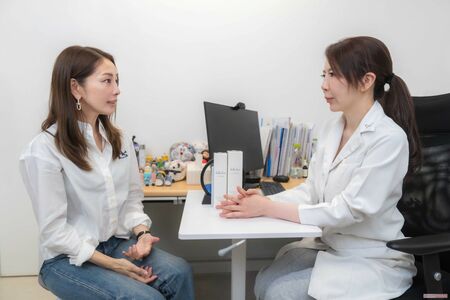 熊切あさ美（左）と中山愛先生（「新宿皮膚と心の診療所」院長）　撮影/佐藤靖彦