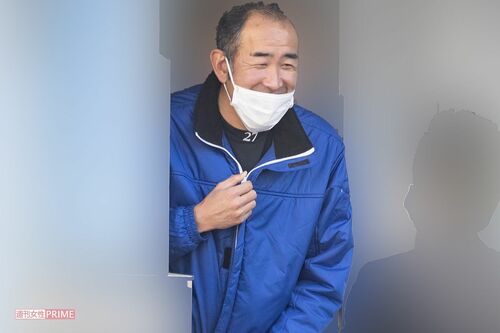 来客対応中の門倉健氏。首元には巨人時代の背番号「27」が