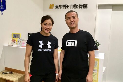 定期的に身体のメンテナンスを受けている大岡さんと。大岡さんも彼女のメンタルの強さを絶賛する