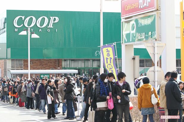 仙台市のスーパーには食料や飲み物などを求める客が長蛇の列を作っていた（2011年3月13日）