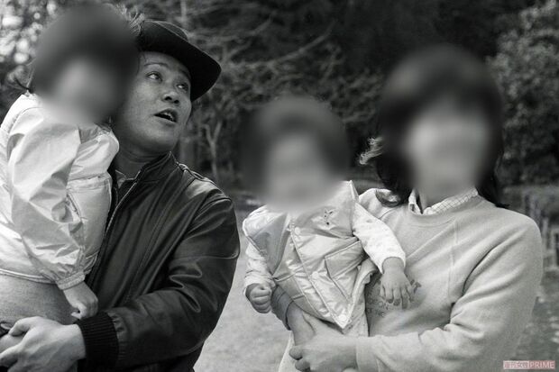 '81年、まだ幼い娘たちを抱っこして、公園でくつろぐ西田さん一家。当時から、仲の良さは評判だった